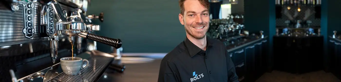 BOLTS-technicus bij een professionele espressomachine