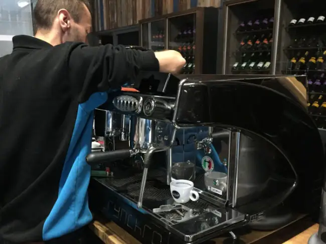 BOLTS-monteur verhelpt een storing aan een espressomachine